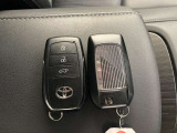 ドアの開閉時、両手が荷物で塞がっている時はキーレスでのカギの解除が大変ですよね。スマートキーはポケットやバッグに入れておけば、ノブに触れただけでロックの解除が可能です。とても便利な機能です。
