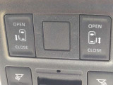 運転席にいながらボタンひとつで左右のスライドドアを自動で開閉できる大人気のおもてなし装備です!雨の日にわざわざ外に出てドアを開け閉めする手間がなくなり、両手が荷物で塞がっている時でもスムーズ