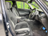 運転席まわりには十分なスペースがあり、大柄な方でもゆったり運転していただける環境です。