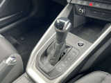 Audiのシフトレバーは、高級感と先進技術を反映したデザインが特徴です。オートマチックトランスミッションやデュアルクラッチトランスミッション(Sトロニック)を採用しております。