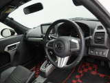 ステアリングスイッチ付きです。運転中に前方から目を離すことなく、オーディオの操作ができるので、安全な走行をサポートします。