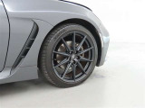 装着タイヤサイズは、215/40R18です。純正アルミホイールを装着しております。