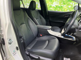 上質な素材を使用したドアトリムが、車内空間を上品に演出します。触れた時の感触も滑らかで、快適な空間へと誘います。シートに座れば、安らぎを感じられます。