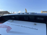 ●バックカメラ『駐車や後方の視界をサポートするための重要な機能です。多くのモデルに標準装備またはオプションとして搭載、リアバンパーに取り付けられたカメラが後方の映像を車内のディスプレイに表示します』