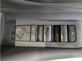 パワーウィンドウのスイッチですよ。 運転席に居ながら窓を開け閉めのコントロールできますよ。 ロック機能で、子供がイタズラして窓を開けるという事も無くなりますよ。