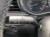 レバーをAUTOの位置にしているとき、レインセンサーが雨を感知すると、雨量に応じてワイパーが自動で作動してくれるオートワイパーを装備!設定変更で非作動にすると、間欠作動に固定されます。