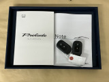 メンテナンスノート【点検整備記録簿・保証書】、取説も揃ってます。スマートキーはバッグなどにしまったままボタン操作でエンジン始動・停止やハイブリッドシステムの起動や停止ができて大変便利です