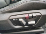 いつものポジションを、ボタンひとつで。運転席にはメモリー機能付きパワーシートを装備。細かなシート位置を電動で調整でき、登録したドライビングポジションも簡単に呼び出せます。