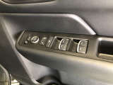 【窓操作部分】運転席のスイッチでは、すべてのウィンドーの開閉操作を行うことができます。