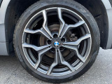 BMWならではの卓越した走りを支えるホイールと足回りです!日本車の走りに慣れている方にもぜひ体感して頂きたいほど、高いレベルでまとまっています!純正19インチアルミホイール。