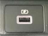 直感的な操作で快適なドライブをサポート。シンプルながらも機能性に優れたデザインが、運転の邪魔をせず、安心して運転を楽しめます。使いやすさを追求したステアリングです。