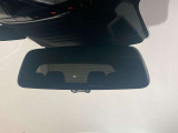 BMWではルームミラーの裏側にETCの車載器が内蔵されており、別途で車載器の購入必要なしで非常にスマート。皆様が驚かれるポイントのでもあります