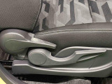 運転手の体格に合わせて運転席の座面の高さ調整ができるシートリフターが付いてます