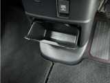 ◆センターロアボックス◆インパネ中央の下部には、ごみ箱としても使用する事ができるセンターロアボックスを装備しております。