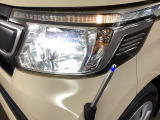 ヘッドライトは省電力、青っぽい光で明るいディスチャージヘッドライトです。夜間や雨天時も安心して運転できます。