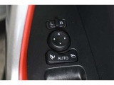 狭い場所も苦になりません。電動格納ドアミラー装備。