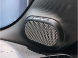 MINIの内装はとにかく『円』に拘ったデザインコンセプトが一目で伝わってきます。これほど円形に拘った車は他に御座いません。伝統のデザイン、トグルスイッチなど遊び心のある内装で御座います。