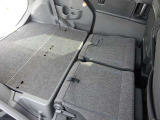 リア席を倒せば、フラットになりますので大きな荷物も積めます。