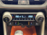 デュアルオートエアコン付きです。運転席・助手席でそれぞれ吹き出す風の温度や風量など自動調整してくれます。