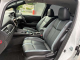 運転席シートには肘掛もついてます。