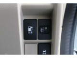 普通充電は6kWの高い出力で行うため、満充電まで約4.5時間という早さです。また、普通充電はフタを直接押し、急速充電は車内のボタンを操作して開け、あとは充電コネクターを差すだけで充電開始します。