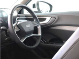 内装はシンプルに使い勝手を考え作られています。お車を運転する感覚をダイレクトに体感して頂けます。室内も広くロングドライブにも快適にお過ごしいただけます。