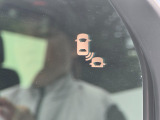 斜め後ろの死角にいる車両の存在を光って知らせてくれる機能です。車線変更時の安全運転をスマートにサポートいたします。