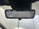後方に設置したカメラの映像をルームミラー内に映し出す事ができます。後ろに人や荷物を載せていても後方が確認できて便利ですね♪