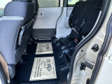 2列目は跳ね上げが可能。背の高い荷物も積載可能です。