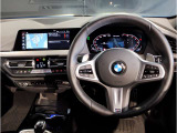 【ハンドル】ドライバーとBMW車の一体感がダイレクトに伝わるステアリングホイール。形状・太さへの拘りに加えて、操作性を高める為にスイッチ類も配置。クイックかつ安定のドライビングを体感下さい!