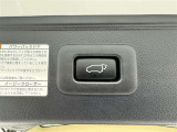 電動式バックドアです。 荷物を持ったままでもボタン一つで自動的に開け閉めできるので便利ですよ。 挟み込み防止機能も付いていますのでお子様の手や荷物を挟み込むのを防いでくれますよ。