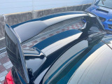 【大型リヤスポイラー】スポーツカーらしさがグッと引き立つ大型リヤスポイラーを装着♪高速走行時のスタビリティ(走行安定性)向上に役立ちます。