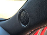 車内音響に合わせてチューニングされた専用スピーカーのBOSEシステム。奥行きのある澄んだ音と驚きの臨場感で、移動時間をプレミアムな音楽空間へと進化させます。