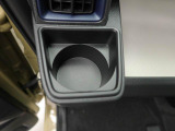 カップホルダーは運転席や助手席からちょうど手の届く位置です!!
