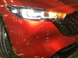 車速やナビのルート誘導などを表示してくれるアクティブ・ドライビング・ディスプレイ。視線や焦点調節が少なく済み、気持ちよく安全に運転を楽しめます。