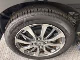 純正アルミホイールです。足元が引き立つので、車全体のイメージがアップしますよ!
