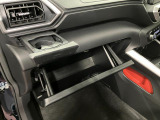 グローブボックスなどの多彩で便利な収納が設けられています。