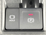 【電動パーキングブレーキ】パーキングブレーキは便利な電動式!ボタン一つで操作でき、アクセルを踏めば自動で解除されます♪レバーやペダルが無いので運転席廻りもすっきりしますね♪