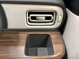 【運転席ドリンクホルダー】使いやすさに配慮したドリンクホルダー