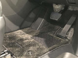 内装工程では、中古車を気持ちよくお乗りいただけるよう清掃しております。シートの洗浄はもちろん、ニオイの元となるフロアカーペットまで洗浄・消臭を実施。