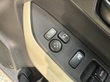 狭い駐車場で便利な電動格納ドアミラーが付いています。