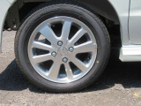 タイヤサイズは165-60R14 75Hです。14インチの純正アルミホイールになっております。