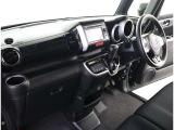 高いホールド性で運転姿勢が安定します。長距離ドライブでも疲れにくいのが魅力です。快適なドライビングライフをお送りください♪