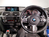 【ハンドル】ドライバーとBMW車の一体感がダイレクトに伝わるステアリングホイール。形状・太さへの拘りに加えて、操作性を高める為にスイッチ類も配置。クイックかつ安定のドライビングを体感下さい!
