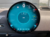 円形有機ELセンターディスプレイ、ミュージックサーバー、Bluetooth、ハンズフリーフォン付。