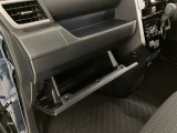 何かと便利なグローブボックス。メンテナンスノートや車検証、ちょっとしたメモと筆記用具等を入れておくとあればもしもの時にも便利ですね。