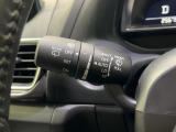 レバーをAUTOの位置にしているとき、レインセンサーが雨を感知すると、雨量に応じてワイパーが自動で作動してくれるオートワイパーを装備!設定変更で非作動にすると、間欠作動に固定されます。