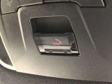SOSボタンです。自動車の運転中、事故や急病時などの緊急事態が発生したときに、ヘルプネットを通じて外部に救助を手配するためのボタンです。