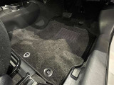 内装工程では、中古車を気持ちよくお乗りいただけるよう清掃しております。