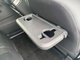 【運転席シートバック】後席用の折り畳みのドリンクホルダー付きテーブル